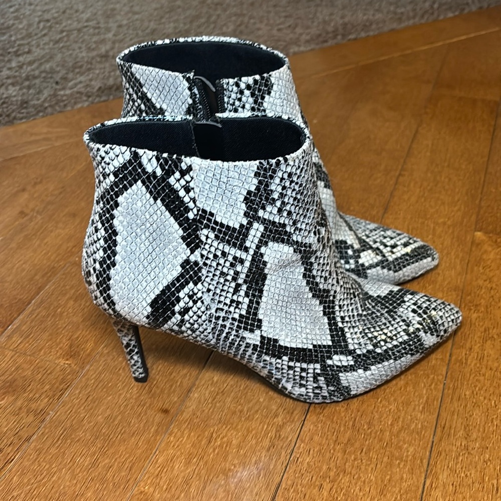 Worthington Lorna Heeled Ankle Boots Womens 10 Black and White Snake Print